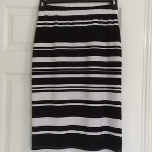 ❤️ EUC black/white pullon stretch skirt